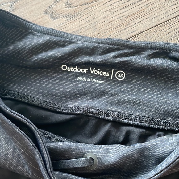 Outdoor voices XS Hudson running shorts 2.5” - Picture 4 of 7